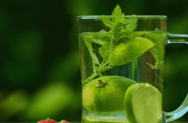 Água com limão: Conheça os 5 Benefícios da Bebida detox